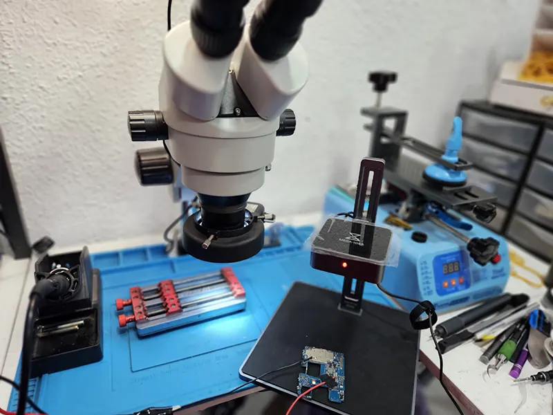 Técnicos en reparación de móviles